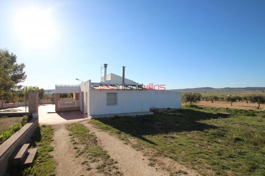 Villa in yecla with 100.000M2 Organic Olive farm, great business opportunity.  Rent to buy option for 24 months in Inland Villas Spain