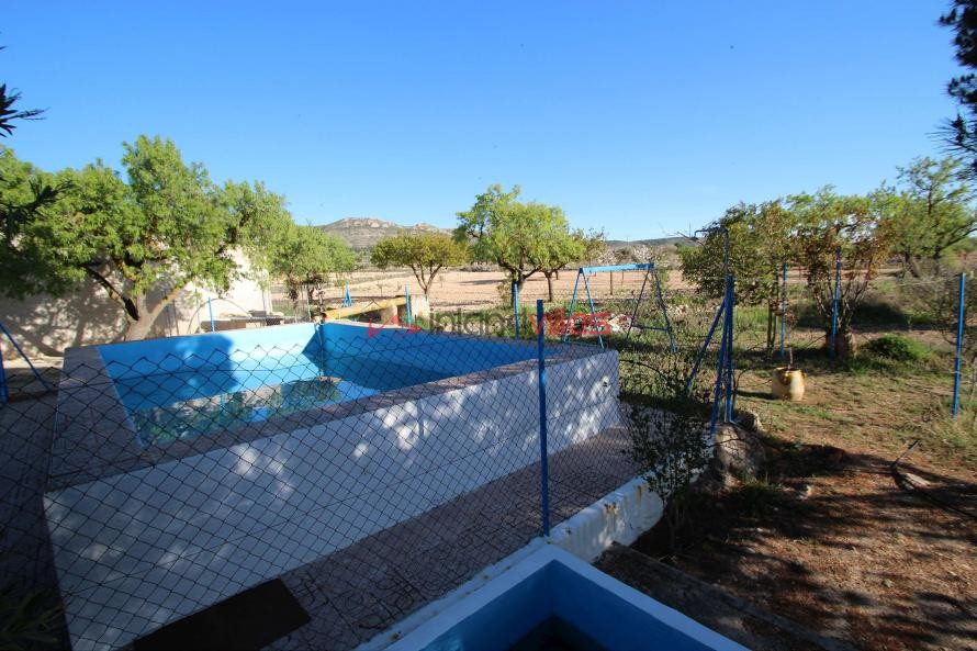 Villa in yecla with 100.000M2 Organic Olive farm, great business opportunity.  Rent to buy option for 24 months in Inland Villas Spain