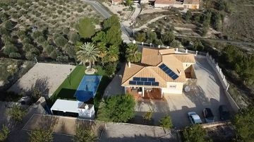 Prachtige villa met 3 slaapkamers, 2 badkamers, zwembad en garage