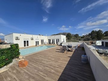Large 4-5 Bed Off-Grid house between Sax and Salinas