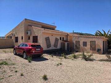 3 Bedroom large villa with huge covered pool