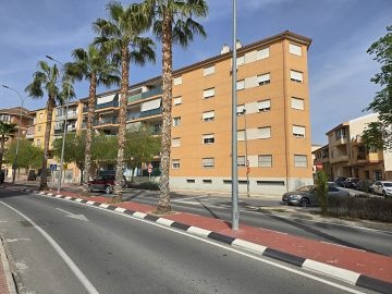 2 Bedroom flat in the heart of Sax with pool parking and storage