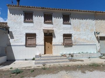 Maison de campagne jumelée avec 6 chambres et 130 000 m2 de terres agricoles