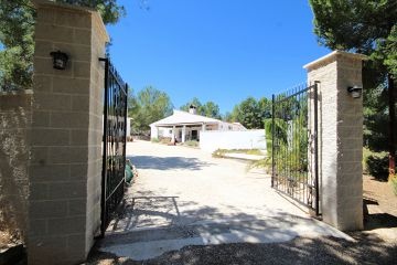 Country house with guest suite, walking distance to Sax