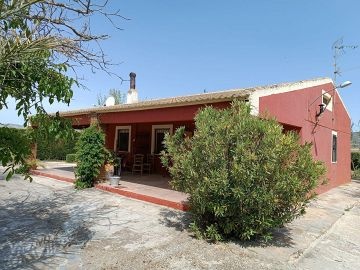 4 Bed Villa with Pool & Garage in Yecla