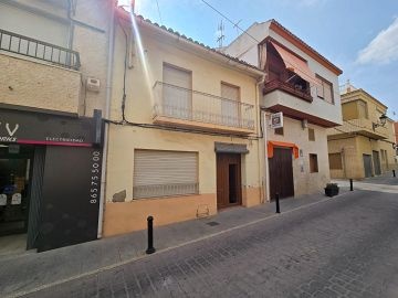 Lovely openplan townhouse for modernisation