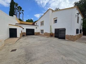 3 Bedroom house with large under-build