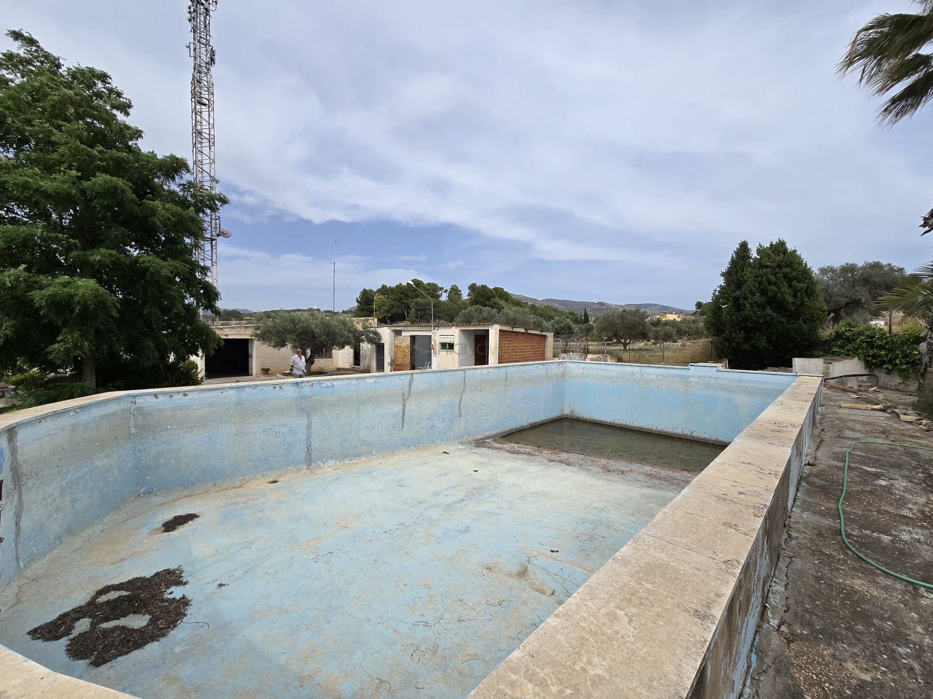 Land with outbuildings and phone mast income - Inland Villas Spain