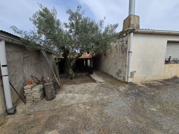 Land with outbuildings and phone mast income - Inland Villas Spain