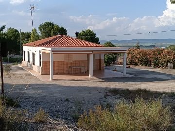 3 Bed villa with pool in Yecla