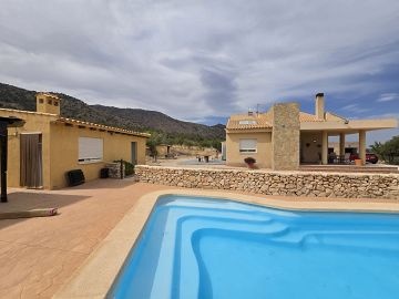Lovely Modern 4 Bed Villa with views and pool