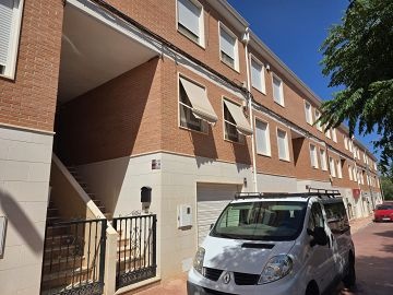 3 Bedroom 3 bathroom large townhouse in a quiet area in Sax