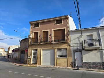 4 Bedroom modern townhouse with large garage and courtyard on the edge of town - Inland Villas Spain