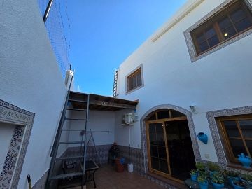 4 Bedroom modern townhouse with large garage and courtyard on the edge of town
