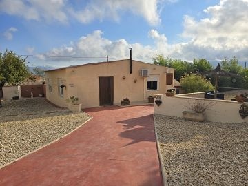3 Bedroom house with pool and 2 bedroom guest house - Inland Villas Spain