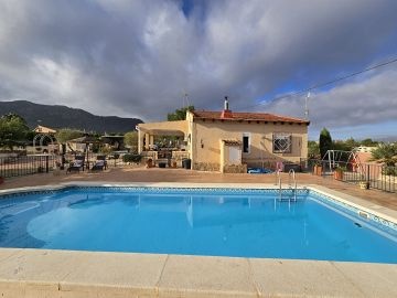 3 Bedroom house with pool and 2 bedroom guest house