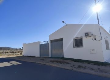 Large Commercial in Sax with potential to convert to a house