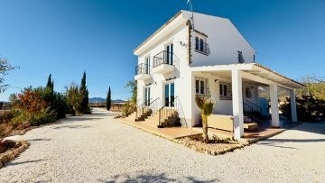 Stunning Newly Renovated 3 Bed Villa with Pool