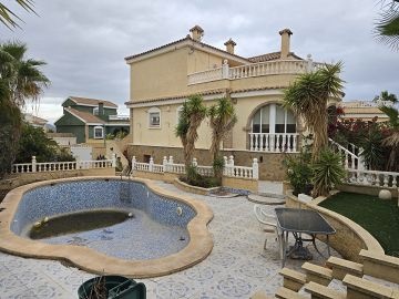 5 Bedroom house with large pool and great location