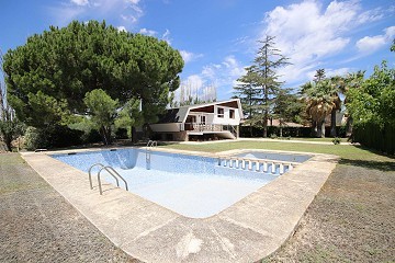 Detached Villa with a pool in Loma Bada