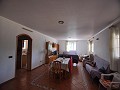 Groot familiehuis met 4 slaapkamers en gastenverblijf met 4 bedden in Inland Villas Spain
