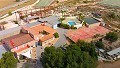 Großes Landhaus mit Marmorgeschäft und Weinplantage in Inland Villas Spain