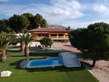 Große freistehende Villa mit Pool in der Nähe der Stadt in Elda-Petrer