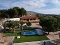 Grote vrijstaande villa met zwembad dicht bij de stad in Elda-Petrer in Inland Villas Spain