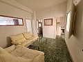 2 slaapkamer appartement en winkel (of garage) voor modernisering in Inland Villas Spain