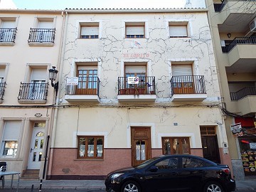 Plaza Townhouse with 5 Bedrooms in Ayora
