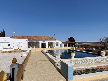 Freistehende Villa in Yecla mit Pool und Garage