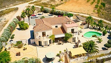 Prachtige villa met 7 slaapkamers en zwembad in Barbarroja