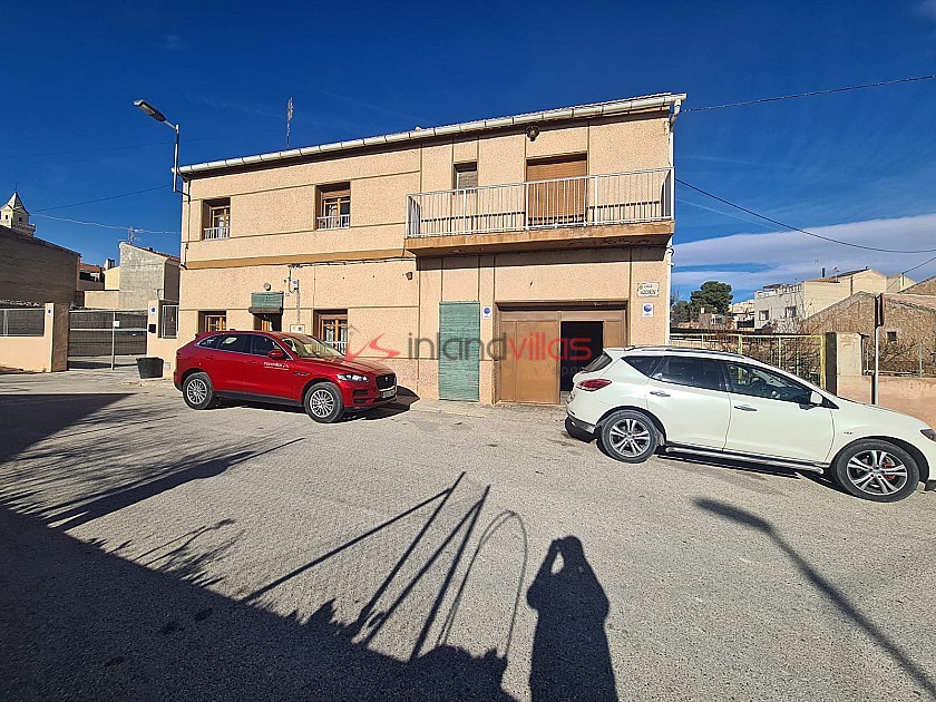 Large Town House with land and business potential in Inland Villas Spain