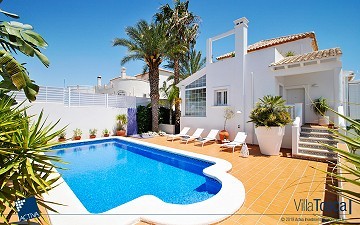 Stilvolle 5-Bett-Villa mit privatem Pool, 5 Minuten vom Strand entfernt