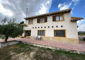 4 Bed Villa with Pool only 500 metres walk to the town of Sax 