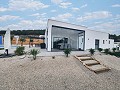Villa casi nueva de 3/4 dormitorios con piscina, garaje doble y trastero. in Inland Villas Spain
