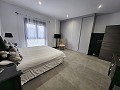 Fast neue 3/4-Schlafzimmer-Villa mit Pool, Doppelgarage und Abstellraum in Inland Villas Spain