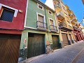 Groot huis met te renoveren garages in het centrum van Villena in Inland Villas Spain