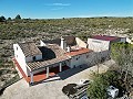 Landhuis met 5 slaapkamers en 1 badkamer in Caudete in Inland Villas Spain