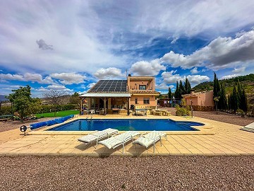 Ongelooflijke villa met 2 verdiepingen en zwembad in Pinoso