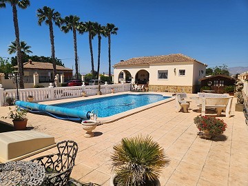 Villa met 3 slaapkamers en 2 badkamers in Catral met zwembad en toegang tot asfalt