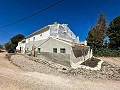 Spacious country house with 8 rooms to renovate in Yecla in Inland Villas Spain