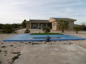 Villa moderna de 3 dormitorios y 2 baños con piscina