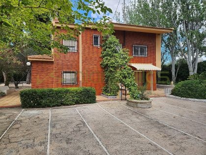 Chalet independiente en Sax